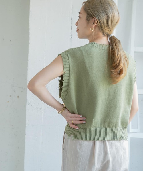 ITEMS URBANRESEARCH（アイテムズ アーバンリサーチ）の「ダメージニットベスト（ベスト・レディース・ライトカーキ/チャコールグレー/ベージュ・FREE）」の5枚目の写真