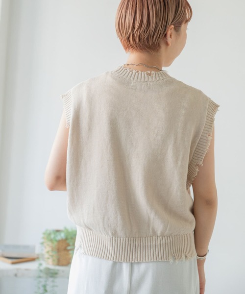 ITEMS URBANRESEARCH（アイテムズ アーバンリサーチ）の「ダメージニットベスト（ベスト・レディース・ライトカーキ/チャコールグレー/ベージュ・FREE）」の8枚目の写真