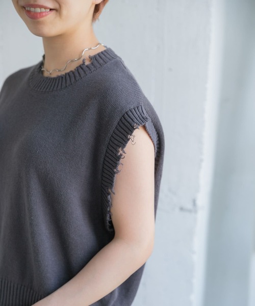 ITEMS URBANRESEARCH（アイテムズ アーバンリサーチ）の「ダメージニットベスト（ベスト・レディース・ライトカーキ/チャコールグレー/ベージュ・FREE）」の22枚目の写真