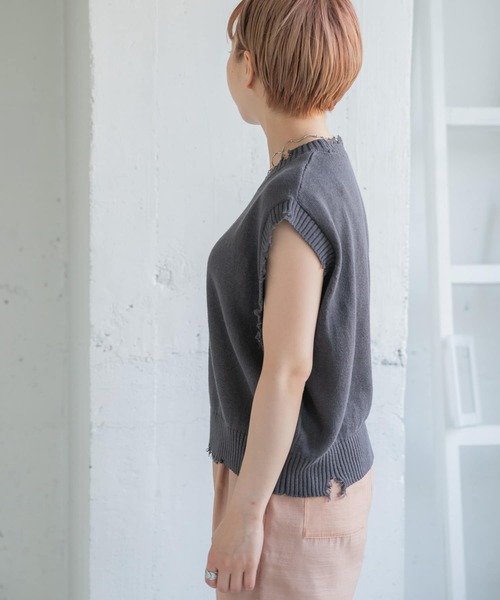 ITEMS URBANRESEARCH（アイテムズ アーバンリサーチ）の「ダメージニットベスト（ベスト・レディース・ライトカーキ/チャコールグレー/ベージュ・FREE）」の15枚目の写真