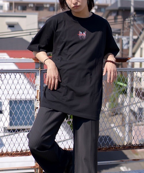 WESTBOY(ウエストボーイ)の「【NEVEREVERBAD】Melted Butterfly Embroidered T-shirt NV21S201TP(Tシャツ/カットソー・メンズ・ブルー/ブルー系その他/グリーン/グリーン系その他/パープル/パープル系その他/イエロー/イエロー系その他・L/XL)」の3枚目の写真