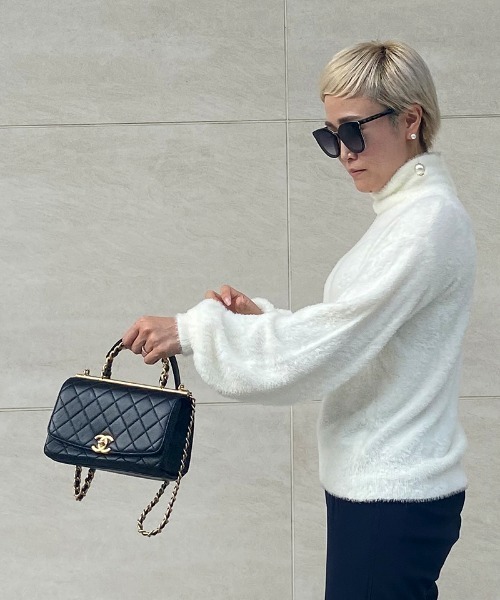 JENNE(ジェンヌ)の「フェザータッチ ボリュームスリーブニット(ニット/セーター・レディース・ホワイト/ブラック・X-LARGE/LARGE/MEDIUM/SMALL)」の7枚目の写真