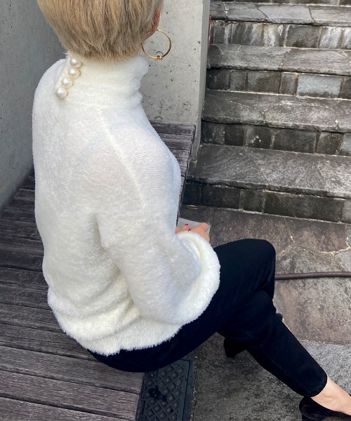 JENNE(ジェンヌ)の「フェザータッチ ボリュームスリーブニット(ニット/セーター・レディース・ホワイト/ブラック・X-LARGE/LARGE/MEDIUM/SMALL)」の8枚目の写真