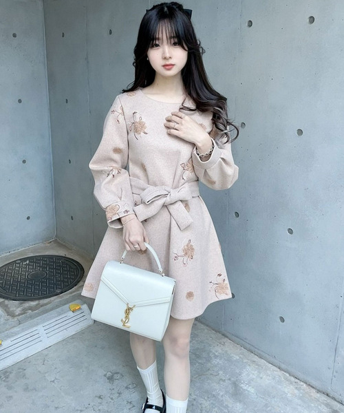 titty＆Co. PETIT by poyo（ティティーアンドコープティバイポヨ）の「【ファッションインフルエンサーPOYO×titty&Co.PETIT】フェイクウール刺繍フレアワンピース（ワンピース・レディース・ベージュ・SMALL/MEDIUM）」の2枚目の写真