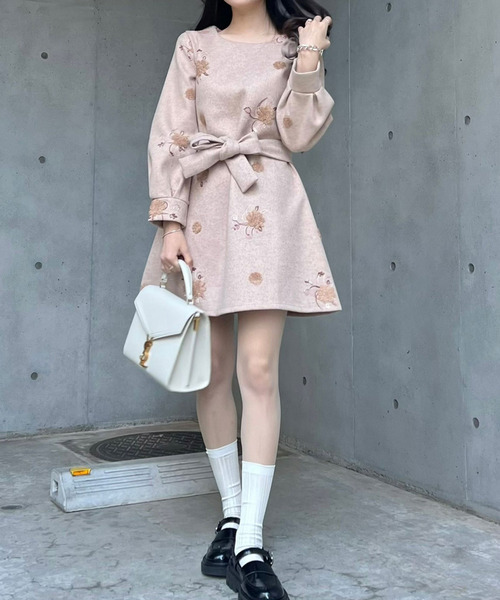 titty＆Co. PETIT by poyo（ティティーアンドコープティバイポヨ）の「【ファッションインフルエンサーPOYO×titty&Co.PETIT】フェイクウール刺繍フレアワンピース（ワンピース・レディース・ベージュ・SMALL/MEDIUM）」の3枚目の写真