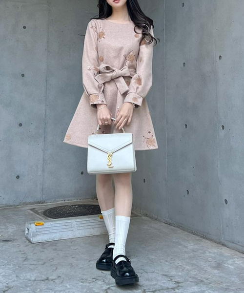 titty＆Co. PETIT by poyo（ティティーアンドコープティバイポヨ）の「【ファッションインフルエンサーPOYO×titty&Co.PETIT】フェイクウール刺繍フレアワンピース（ワンピース・レディース・ベージュ・SMALL/MEDIUM）」の4枚目の写真