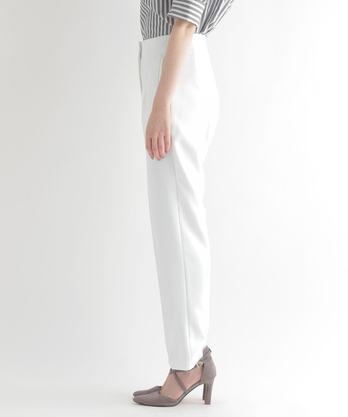 Andemiu（アンデミュウ）の「ハイライズテーパードパンツ275797