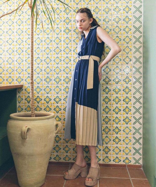 REDYAZEL（レディアゼル）の「バイカラーノースリプリーツワンピ