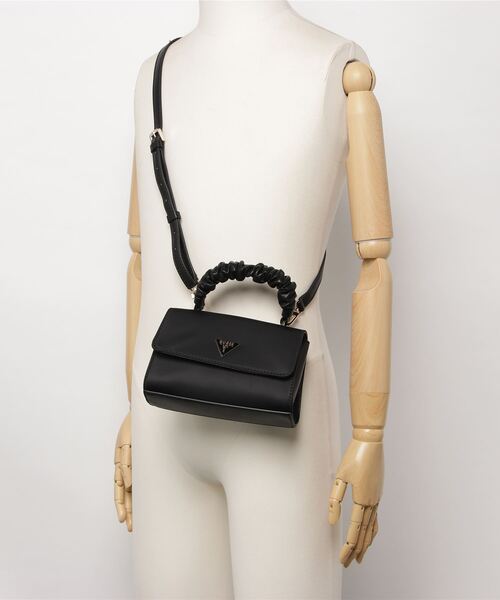 Guess(ゲス)の「MARIANA Top Handle Flap(ショルダーバッグ・レディース・ホワイト/ブラック・ONE SIZE)」の4枚目の写真