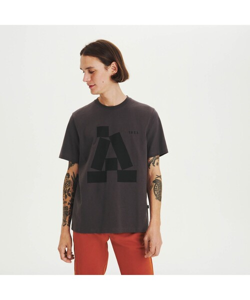 AIGLE（エーグル）の「オーガニックコットン グラフィック半袖Tシャツ（ASSORT）（Tシャツ/カットソー・メンズ・ダークブルー/チャコール/ホワイト/グレー/レッド・LL/S/M/L）」の3枚目の写真