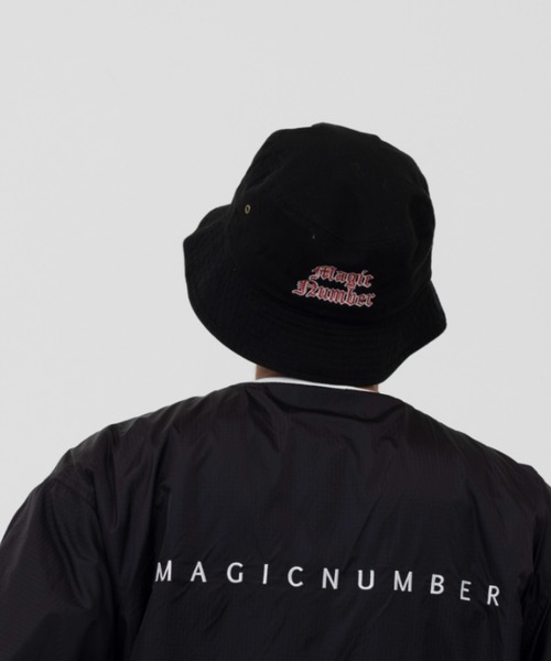 MAGIC NUMBER（マジック ナンバー）の「【MAGIC NUMBER】OLD ENGLISH LOGO BUCKET HAT（ハット・メンズ・ブラック/ホワイト・FREE）」の6枚目の写真