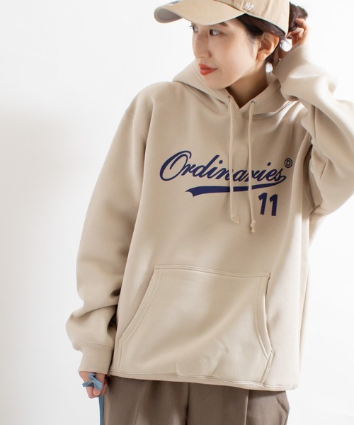 ALL ORDINARIES（オールオーディナリーズ）の「Ordinaries11 スクリプトロゴプルパーカ（パーカー・レディース・アッシュグレー/チャコールグレー/グリーン/サンドベージュ・M/S/L）」の3枚目の写真