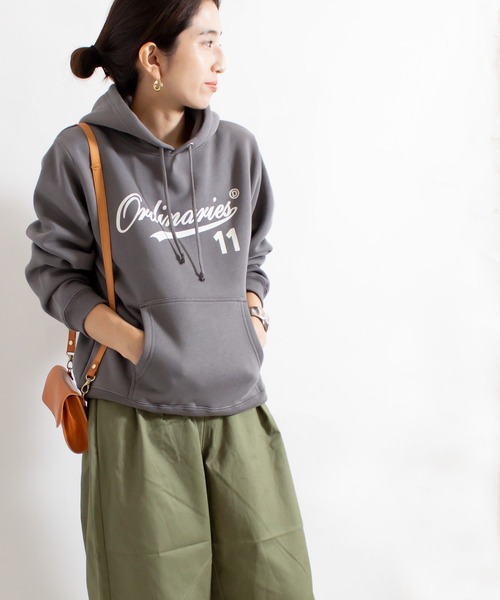 ALL ORDINARIES（オールオーディナリーズ）の「Ordinaries11 スクリプトロゴプルパーカ（パーカー・レディース・アッシュグレー/チャコールグレー/グリーン/サンドベージュ・M/S/L）」の9枚目の写真