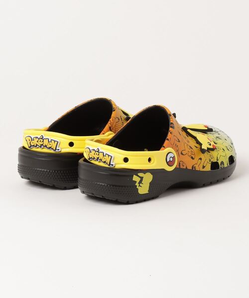 crocs（クロックス）の「クロックス crocs Classic Pokemon Clog（サンダル・メンズ・ブラック×イエロー・22.0cm/26.0cm/28.0cm/24.0cm/27.0cm/29.0cm/25.0cm/23.0cm）」の2枚目の写真