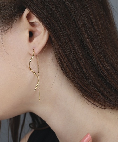 CEMONEMO（セモネモ）の「【金属アレルギー対応】 ツイストメタル ロングチェーン ピアス / サージカルステンレス 316L（ピアス（両耳用）・レディース・シルバー/ゴールド・FREE）」の3枚目の写真