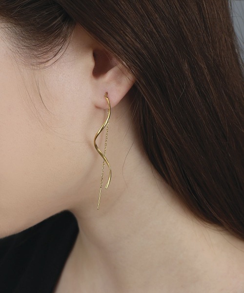 CEMONEMO（セモネモ）の「【金属アレルギー対応】 ツイストメタル ロングチェーン ピアス / サージカルステンレス 316L（ピアス（両耳用）・レディース・シルバー/ゴールド・FREE）」の4枚目の写真