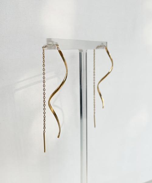 CEMONEMO（セモネモ）の「【金属アレルギー対応】 ツイストメタル ロングチェーン ピアス / サージカルステンレス 316L（ピアス（両耳用）・レディース・シルバー/ゴールド・FREE）」の5枚目の写真