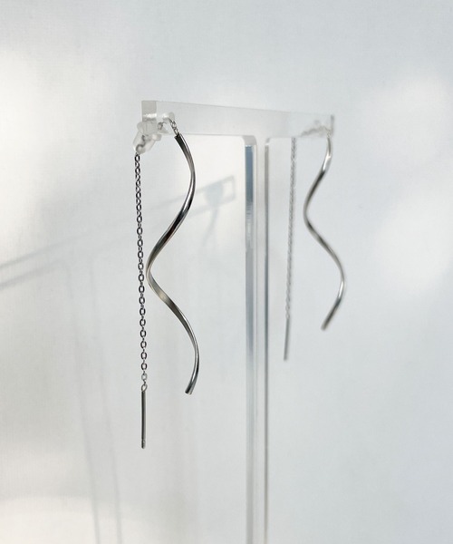 CEMONEMO（セモネモ）の「【金属アレルギー対応】 ツイストメタル ロングチェーン ピアス / サージカルステンレス 316L（ピアス（両耳用）・レディース・シルバー/ゴールド・FREE）」の9枚目の写真