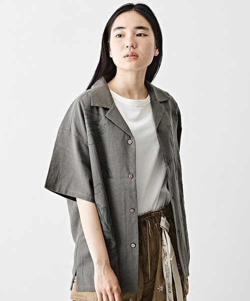 TOBILA（トビラ）の「コットンリネンボタニカル刺繍オープンカラーシャツ（シャツ/ブラウス・レディース・グレー/ナチュラル/マスタード/ネイビー・M）」の2枚目の写真