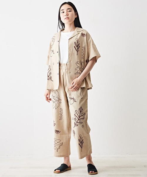 TOBILA（トビラ）の「コットンリネンボタニカル刺繍オープンカラーシャツ（シャツ/ブラウス・レディース・グレー/ナチュラル/マスタード/ネイビー・M）」の6枚目の写真