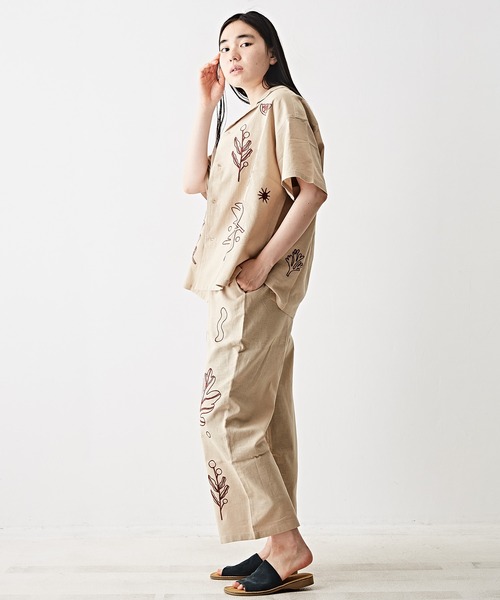 TOBILA（トビラ）の「コットンリネンボタニカル刺繍オープンカラーシャツ（シャツ/ブラウス・レディース・グレー/ナチュラル/マスタード/ネイビー・M）」の7枚目の写真