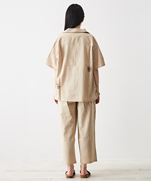 TOBILA（トビラ）の「コットンリネンボタニカル刺繍オープンカラーシャツ（シャツ/ブラウス・レディース・グレー/ナチュラル/マスタード/ネイビー・M）」の8枚目の写真