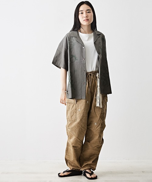 TOBILA（トビラ）の「コットンリネンボタニカル刺繍オープンカラーシャツ（シャツ/ブラウス・レディース・グレー/ナチュラル/マスタード/ネイビー・M）」の9枚目の写真