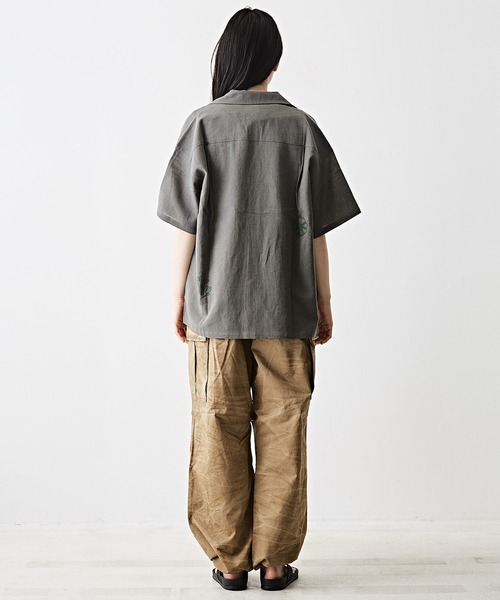 TOBILA（トビラ）の「コットンリネンボタニカル刺繍オープンカラーシャツ（シャツ/ブラウス・レディース・グレー/ナチュラル/マスタード/ネイビー・M）」の11枚目の写真