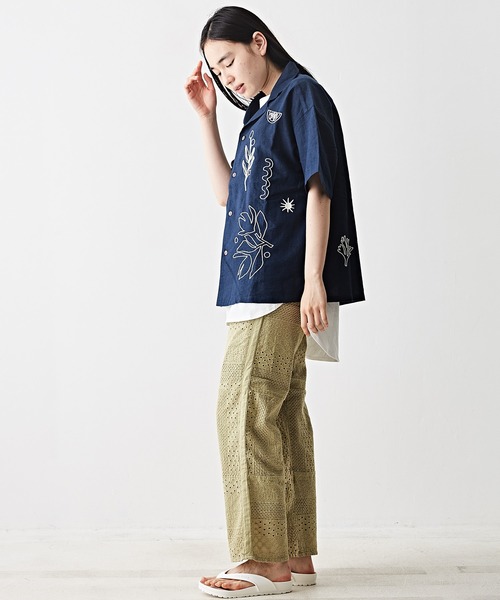 TOBILA（トビラ）の「コットンリネンボタニカル刺繍オープンカラーシャツ（シャツ/ブラウス・レディース・グレー/ナチュラル/マスタード/ネイビー・M）」の17枚目の写真