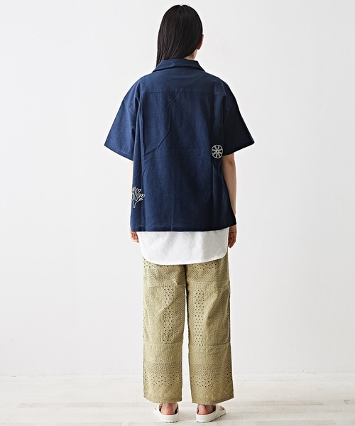 TOBILA（トビラ）の「コットンリネンボタニカル刺繍オープンカラーシャツ（シャツ/ブラウス・レディース・グレー/ナチュラル/マスタード/ネイビー・M）」の18枚目の写真