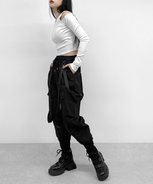 LVEU.（ラブユ.）の「Center seam shoulder cut tops / センターシームショルダーカットトップス（Tシャツ/カットソー・レディース・ブラック/ホワイト・FREE）」の15枚目の写真