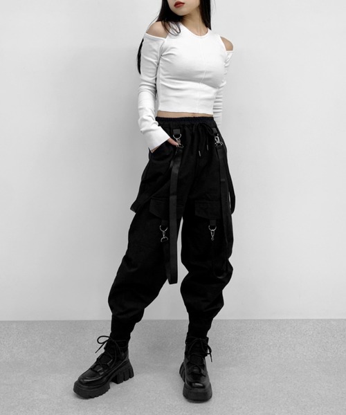 LVEU.（ラブユ.）の「Center seam shoulder cut tops / センターシームショルダーカットトップス（Tシャツ/カットソー・レディース・ブラック/ホワイト・FREE）」の16枚目の写真
