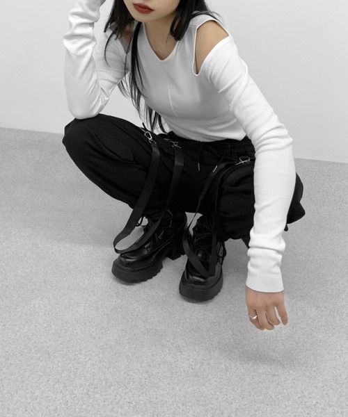 LVEU.（ラブユ.）の「Center seam shoulder cut tops / センターシームショルダーカットトップス（Tシャツ/カットソー・レディース・ブラック/ホワイト・FREE）」の18枚目の写真