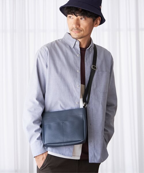 ikka(イッカ)の「レザータッチサフィアーノショルダーバッグ(ショルダーバッグ・メンズ・ブラック/ネイビー/ダークネイビー/ダークブラウン/モカ・FREE)」の4枚目の写真