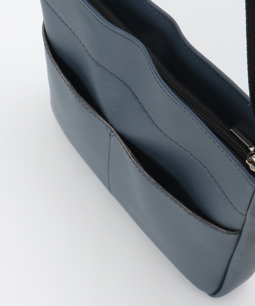 ikka(イッカ)の「レザータッチサフィアーノショルダーバッグ(ショルダーバッグ・メンズ・ブラック/ネイビー/ダークネイビー/ダークブラウン/モカ・FREE)」の14枚目の写真