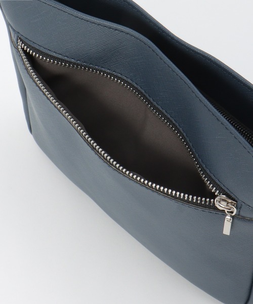 ikka(イッカ)の「レザータッチサフィアーノショルダーバッグ(ショルダーバッグ・メンズ・ブラック/ネイビー/ダークネイビー/ダークブラウン/モカ・FREE)」の8枚目の写真