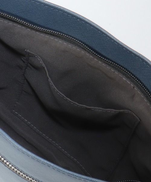 ikka(イッカ)の「レザータッチサフィアーノショルダーバッグ(ショルダーバッグ・メンズ・ブラック/ネイビー/ダークネイビー/ダークブラウン/モカ・FREE)」の10枚目の写真