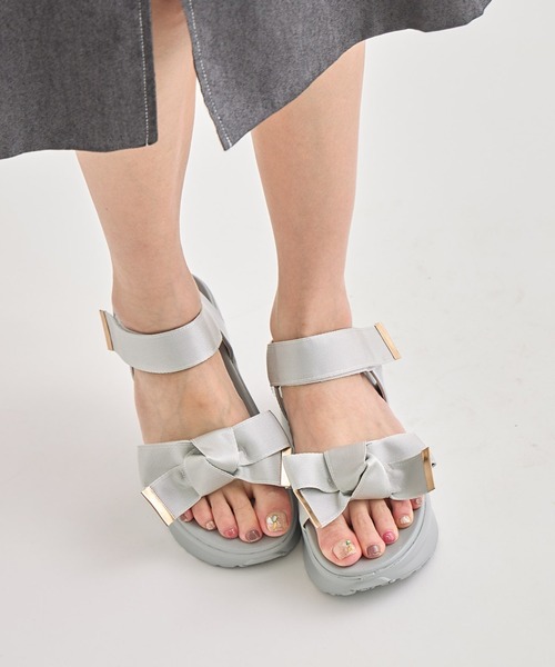 tocco closet（トッコ　クローゼット）の「サテンテープリボンサンダル（サンダル・レディース・ブラック/グレー・M/L/LL）」の2枚目の写真