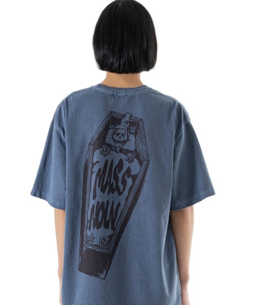 MASSNOUN(マスノウン)の「A'GEM/9 × .kom『MASSNOUN/マスノウン』COFFIN BED OVERSIZED/コフィン・ベッド オーバーサイズ(Tシャツ/カットソー・メンズ・ホワイト/チャコールグレー/ブルー・L)」の3枚目の写真