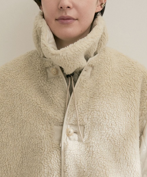 SALON adam et rope'（サロン アダム エ ロペ）の「【2WAY・撥水機能付き】スヌード付きリバーシブルボアキルティングコート（その他アウター・レディース・ブラック/ベージュ・FREE）」の7枚目の写真