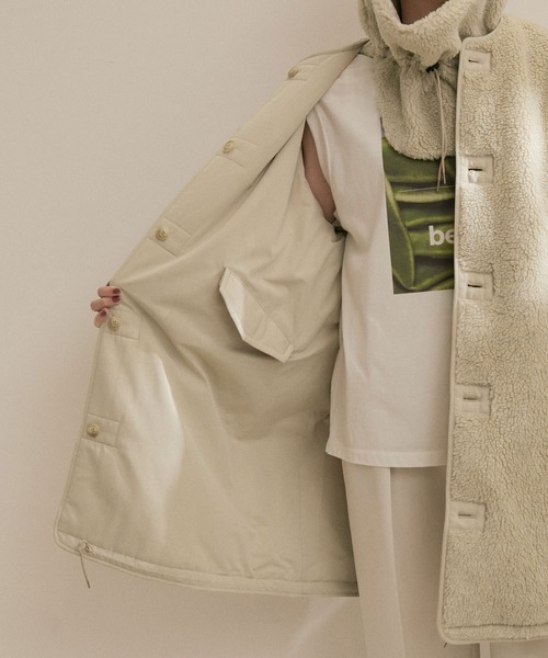 SALON adam et rope'（サロン アダム エ ロペ）の「【2WAY・撥水機能付き】スヌード付きリバーシブルボアキルティングコート（その他アウター・レディース・ブラック/ベージュ・FREE）」の11枚目の写真