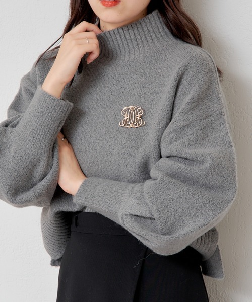 Chico（チコ）の「【新色追加/REVIVAL】ブローチ付ボリューム袖ハイネックニット（ニット/セーター・レディース・ホワイト系その他2/アイボリー/チャコールグレー/グレー系その他/ブラック/ピンク・FREE）」の5枚目の写真