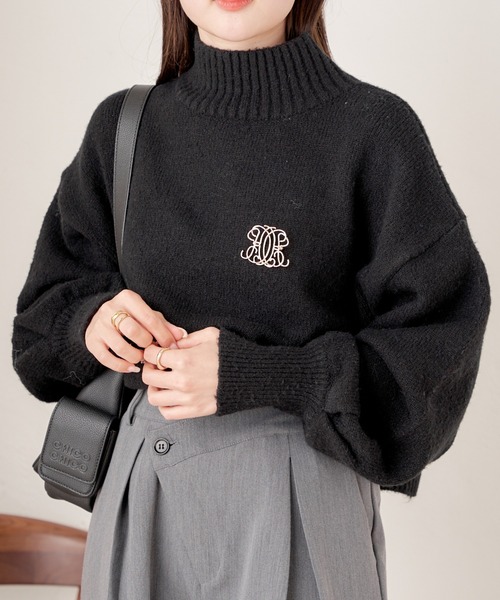 Chico（チコ）の「【新色追加/REVIVAL】ブローチ付ボリューム袖ハイネックニット（ニット/セーター・レディース・ホワイト系その他2/アイボリー/チャコールグレー/グレー系その他/ブラック/ピンク・FREE）」の3枚目の写真