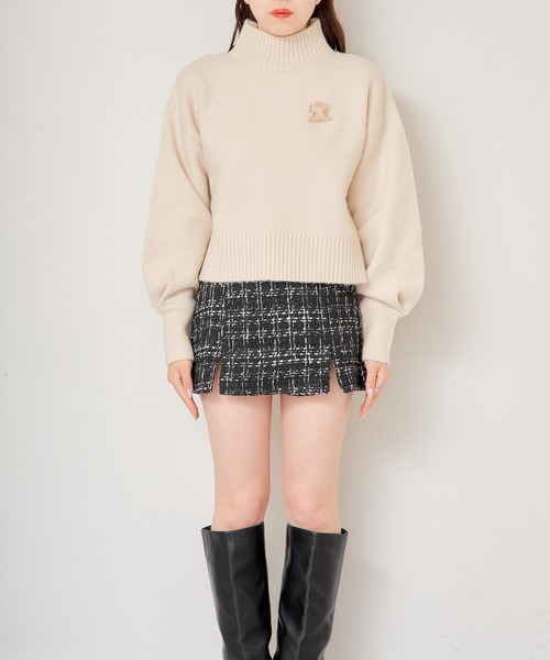 Chico（チコ）の「【新色追加/REVIVAL】ブローチ付ボリューム袖ハイネックニット（ニット/セーター・レディース・ホワイト系その他2/アイボリー/チャコールグレー/グレー系その他/ブラック/ピンク・FREE）」の20枚目の写真