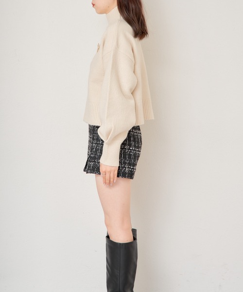 Chico（チコ）の「【新色追加/REVIVAL】ブローチ付ボリューム袖ハイネックニット（ニット/セーター・レディース・ホワイト系その他2/アイボリー/チャコールグレー/グレー系その他/ブラック/ピンク・FREE）」の21枚目の写真