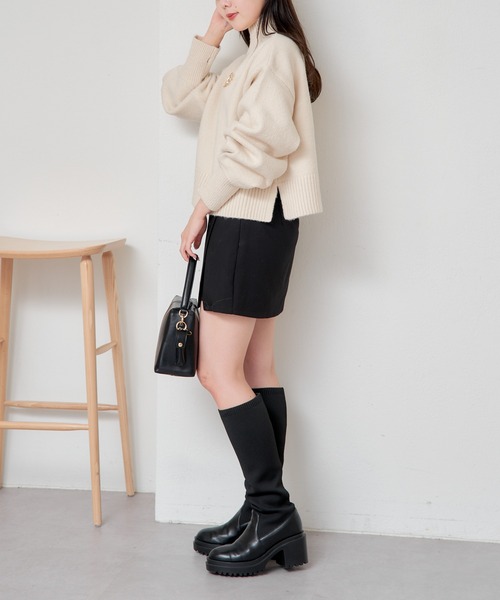 Chico（チコ）の「【新色追加/REVIVAL】ブローチ付ボリューム袖ハイネックニット（ニット/セーター・レディース・ホワイト系その他2/アイボリー/チャコールグレー/グレー系その他/ブラック/ピンク・FREE）」の18枚目の写真