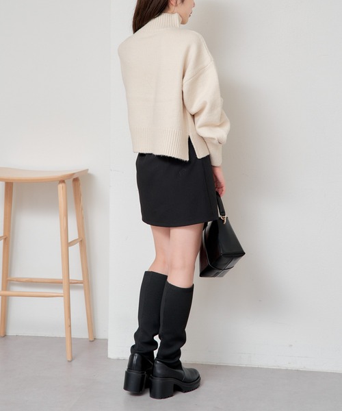 Chico（チコ）の「【新色追加/REVIVAL】ブローチ付ボリューム袖ハイネックニット（ニット/セーター・レディース・ホワイト系その他2/アイボリー/チャコールグレー/グレー系その他/ブラック/ピンク・FREE）」の17枚目の写真