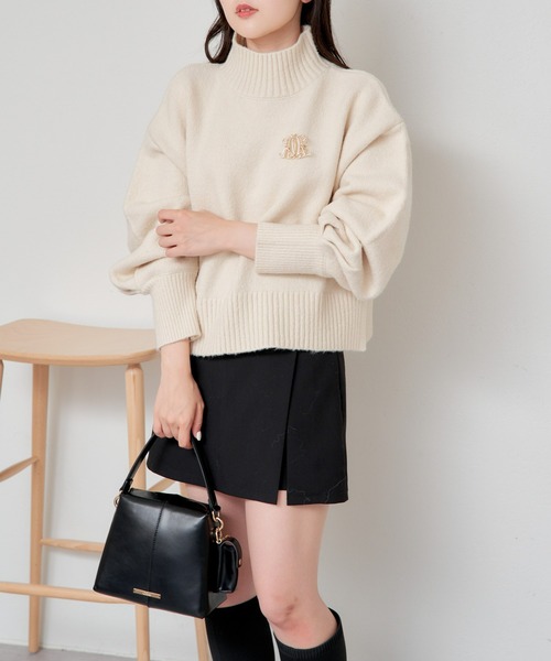 Chico（チコ）の「【新色追加/REVIVAL】ブローチ付ボリューム袖ハイネックニット（ニット/セーター・レディース・ホワイト系その他2/アイボリー/チャコールグレー/グレー系その他/ブラック/ピンク・FREE）」の14枚目の写真