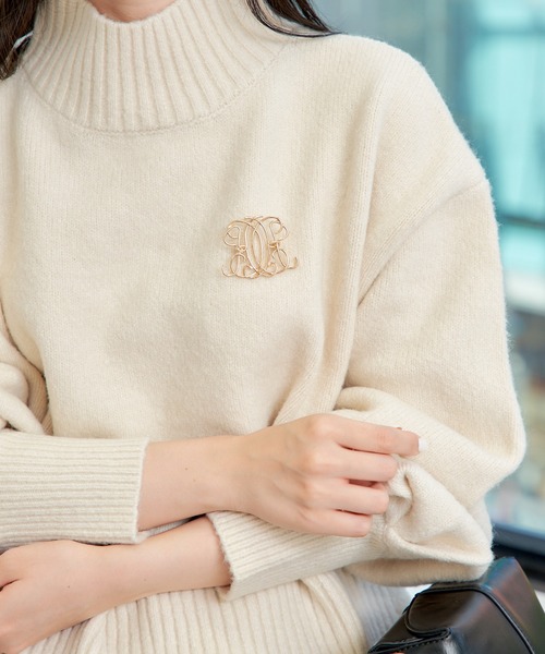 Chico（チコ）の「【新色追加/REVIVAL】ブローチ付ボリューム袖ハイネックニット（ニット/セーター・レディース・ホワイト系その他2/アイボリー/チャコールグレー/グレー系その他/ブラック/ピンク・FREE）」の16枚目の写真