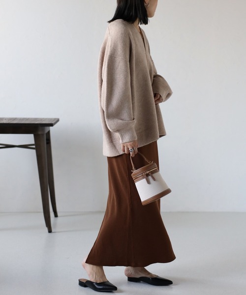 ap retro（アプレトロ）の「ディープVネックニット / オーバーサイズニット（ニット/セーター・レディース・チャコールグレー/オートミール/ベージュ/ブラック/ブルー/ブラウン/ピンク・FREE）」の21枚目の写真